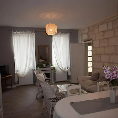 Bel Appartement En Pierre De 100 M2 Avec Cour. Margaux-Cantenac Exterior foto