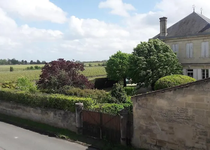 Bel Appartement En Pierre De 100 M2 Avec Cour.