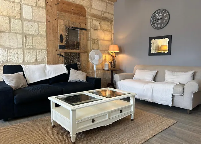 Bel Appartement En Pierre De 100 M2 Avec Cour.