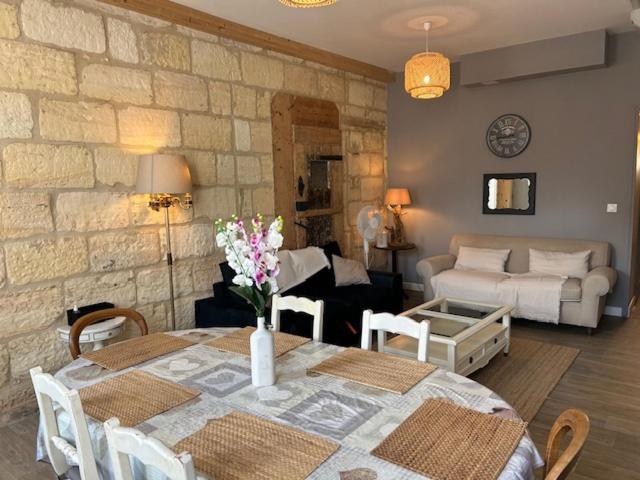 Bel En Pierre De 100 M2 Avec Cour. Apartment *
